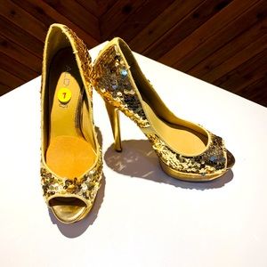 💰💰SALE 💰💰Aldo size 7 sequinned Gold pump